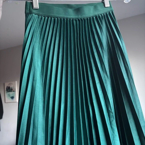 H&M Pleated Skirt Dark Green Size 2 - Picture 3 of 6